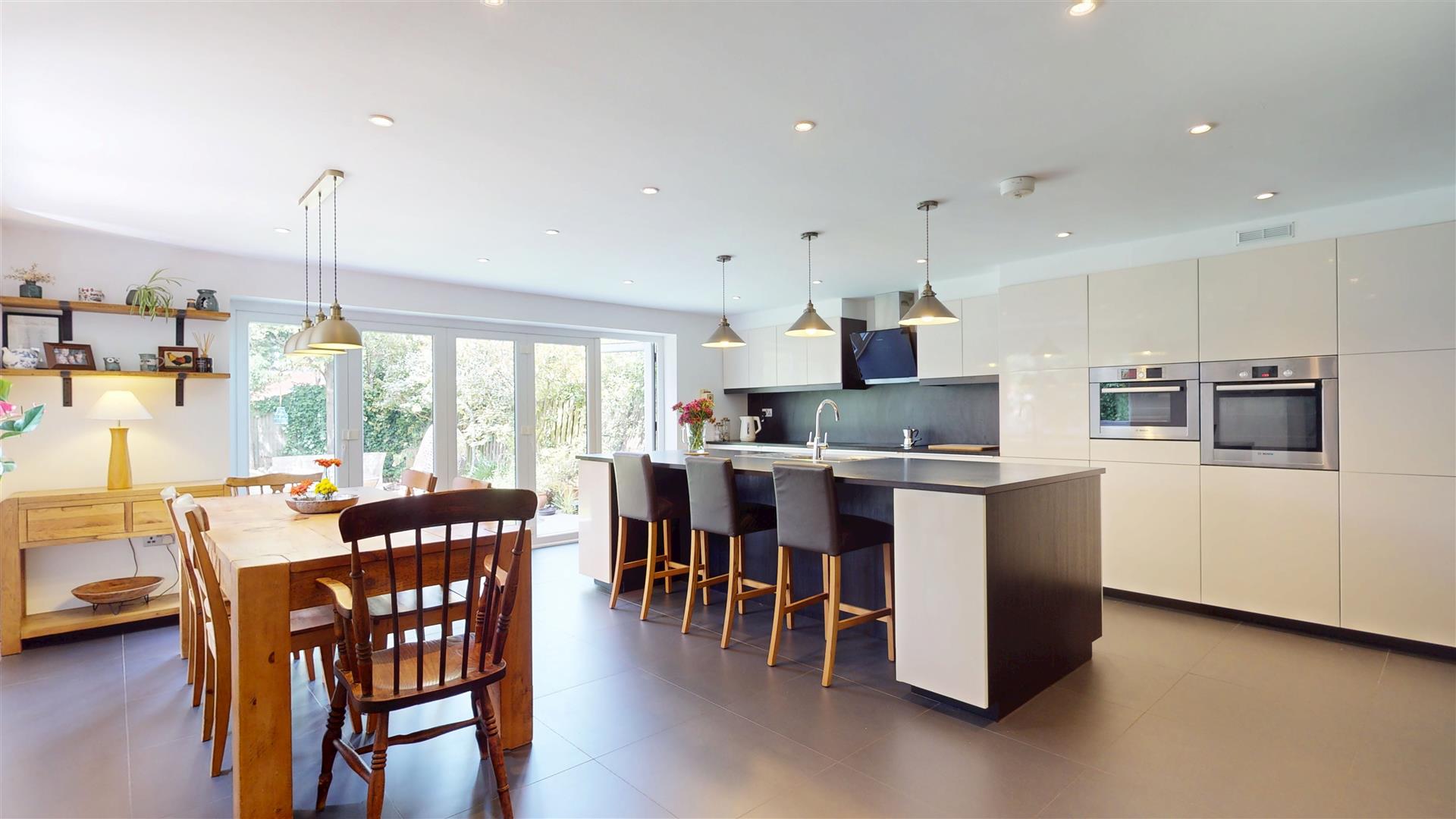 5 bed property in Hindemith Gardens, Old Farm Park Milton Keynes